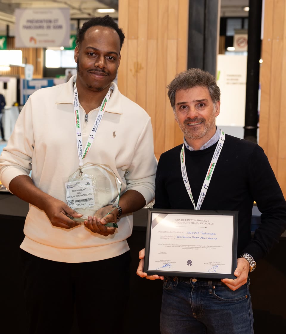 Consegna del Premio per l'Innovazione PharmagoraPlus 2026 al team Nexum, con trofeo e diploma in mano