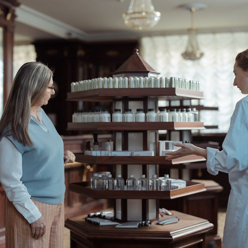 Il team di una farmacia al banco, davanti agli scaffali