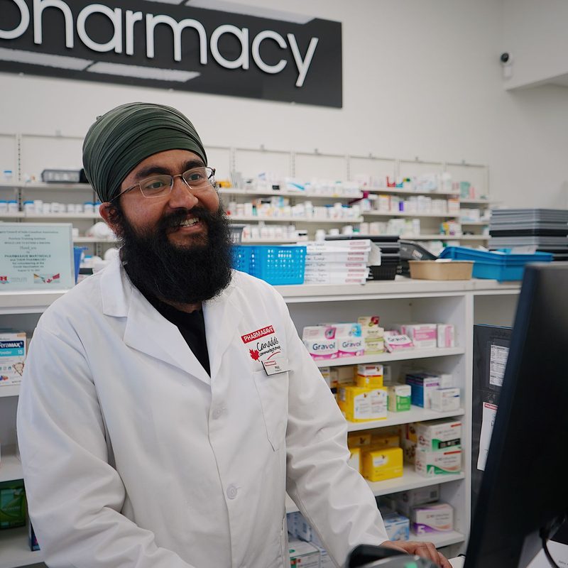 Un farmacista al banco della sua farmacia