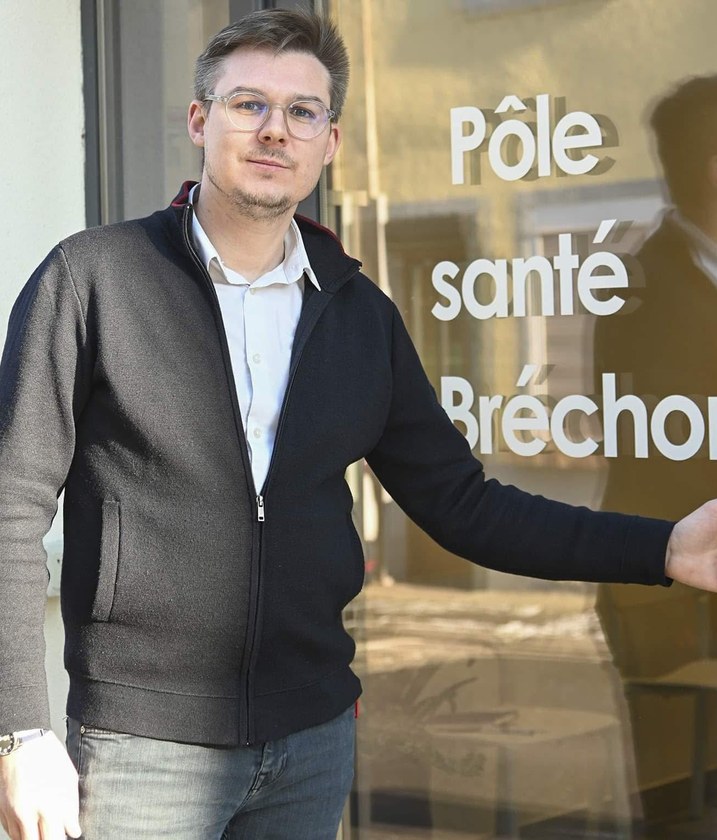 Aurélien Martin, farmacista titolare, davanti alla sua farmacia a Montigny-lès-Metz