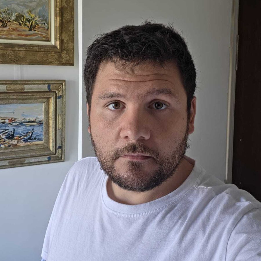 Portrait de Yoni Chekroun, pharmacien titulaire de la Pharmacie des Banquets, Paris 11ᵉ